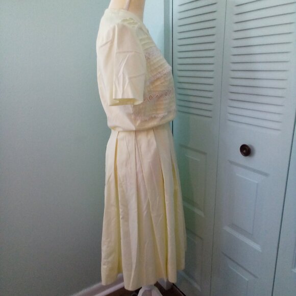 50s HERMAN MARCUS COTTON PIN-UP ROCKABILLY PALE YELLOW DRESS LACE BUTTONS PLEATS - Picture 3 of 13